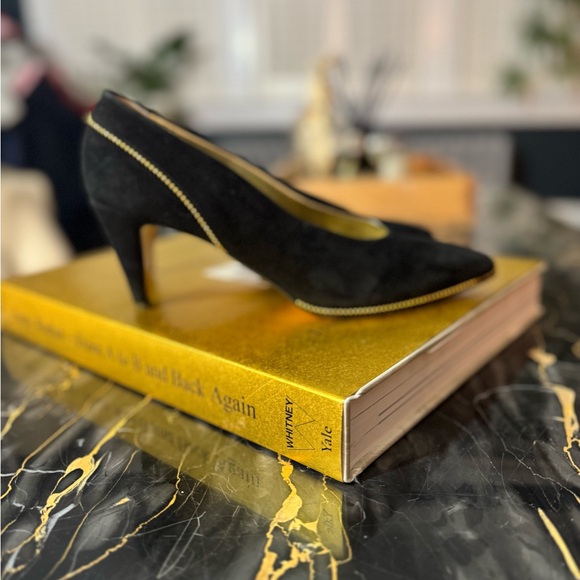 Elegant Vintage Black Suede Walter Steiger SZ 8 Gold Embellishments along seam - Picture 5 of 9